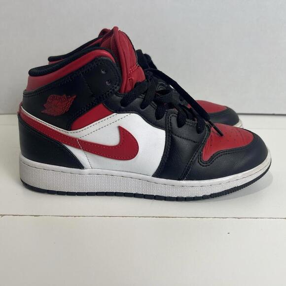 Nike Air Jordan 1 Mid Bred Toe Youth Size 5.5 Y Black Fire Red‎ White 554725-079 - Picture 1 of 7